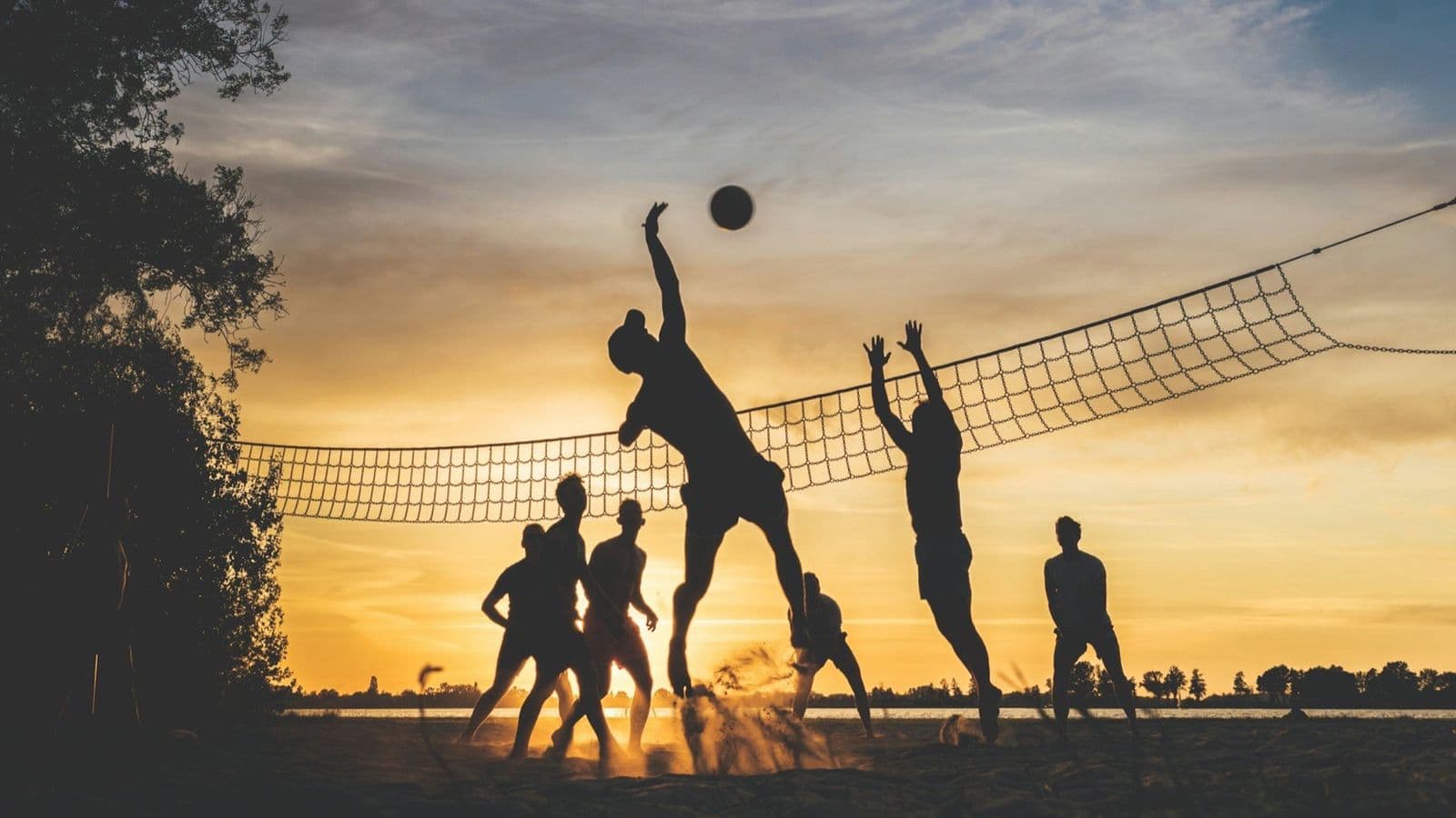 Volleyballers bij zonsondergang