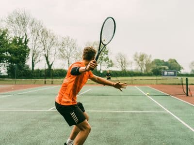 Tennisser op een buitenbaan