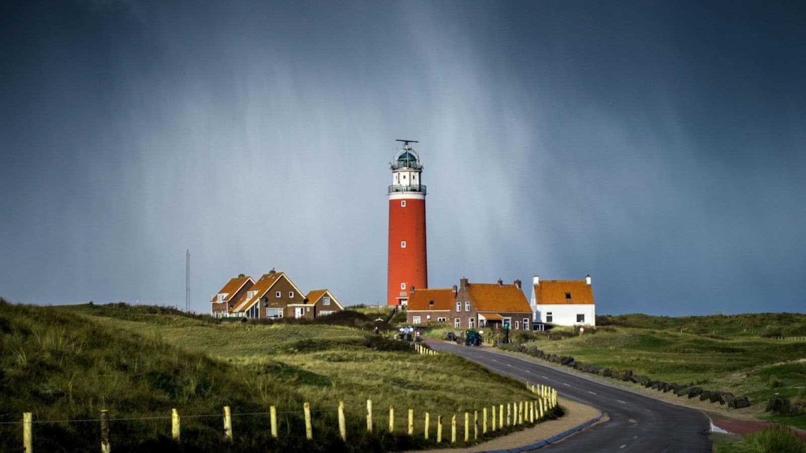 Vuurtoren Eierland onder donkere lucht